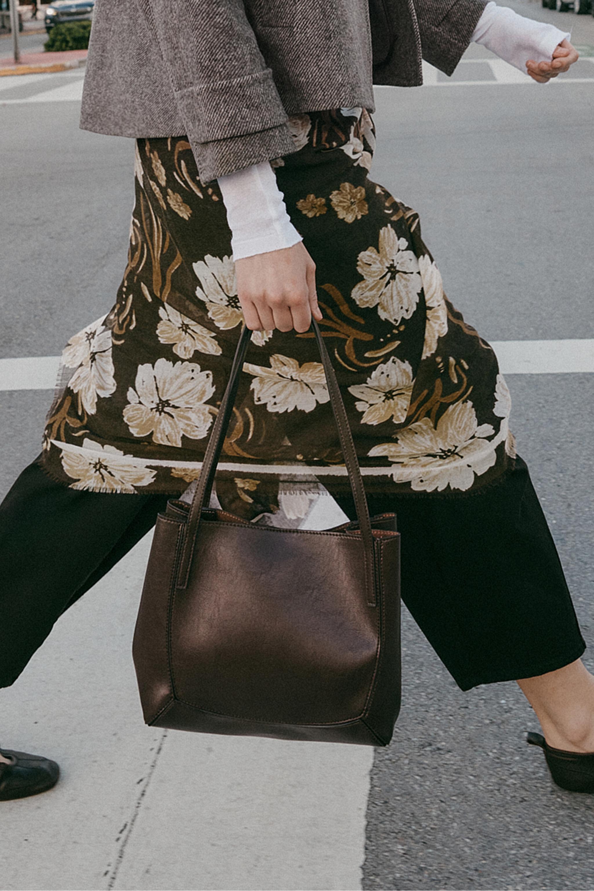 SHOPPER BAG WITH DETAILS